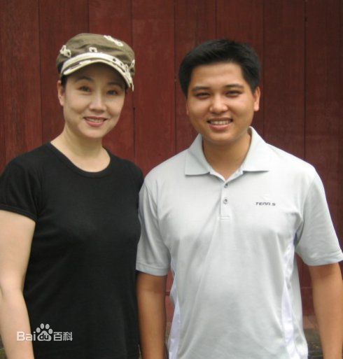 康群智拍戏中素颜照相册