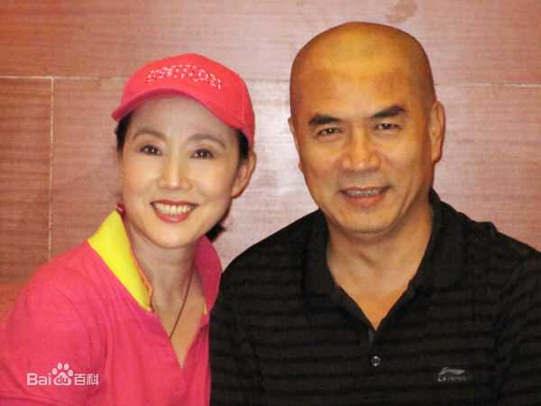 康群智拍戏中素颜照相册