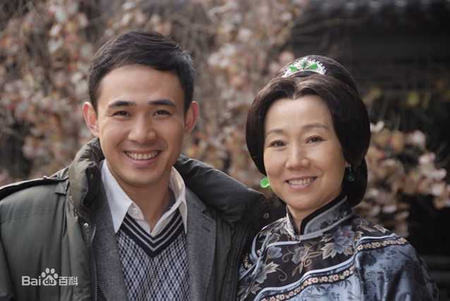 康群智拍戏中素颜照相册