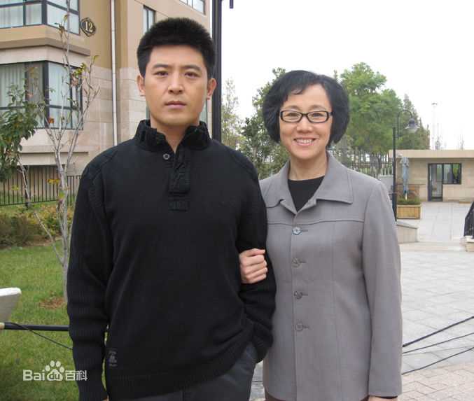 康群智拍戏中素颜照相册