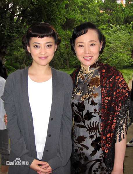 康群智拍戏中素颜照相册