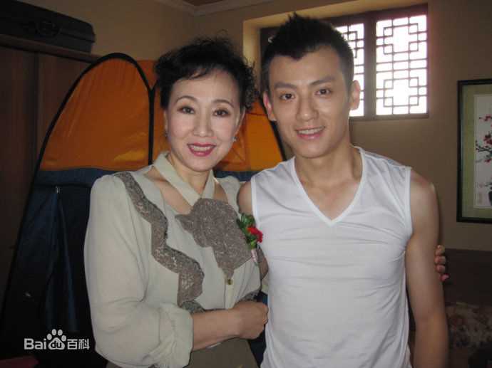 康群智拍戏中素颜照相册