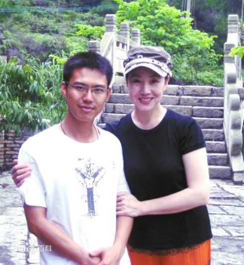 康群智拍戏中素颜照相册