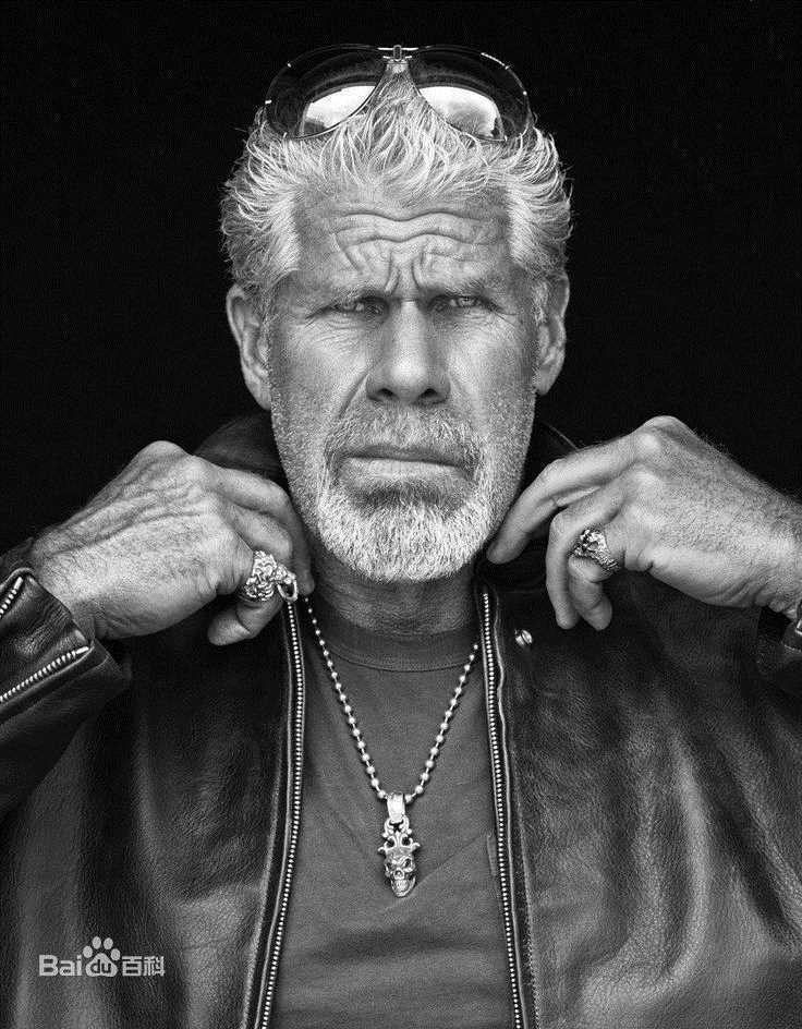 朗·普尔曼(Ron Perlman)前后照片