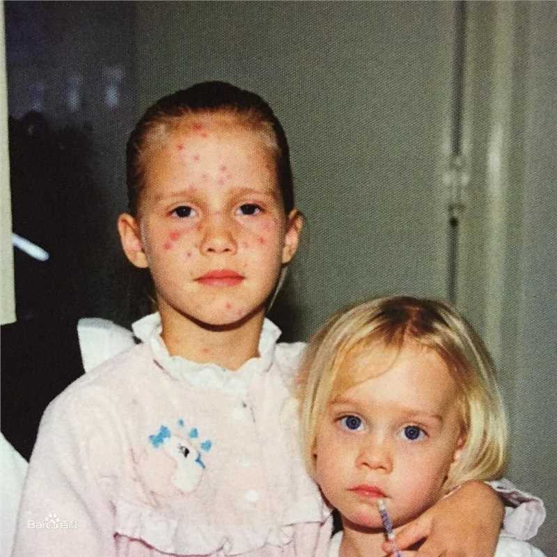 克莱尔·霍尔特(Claire Holt)童年的生活照相册