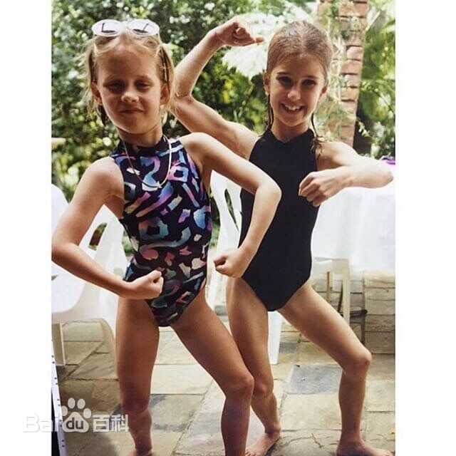 克莱尔·霍尔特(Claire Holt)童年的生活照相册