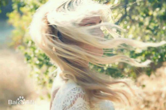 克莱尔·霍尔特(Claire Holt)格里菲斯公园前后照片