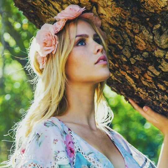 克莱尔·霍尔特(Claire Holt)格里菲斯公园前后照片