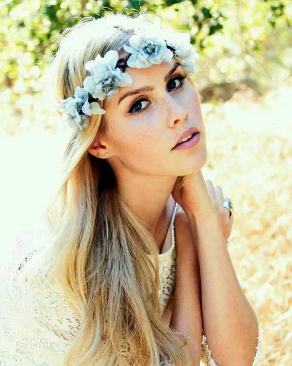 克莱尔·霍尔特(Claire Holt)格里菲斯公园前后照片