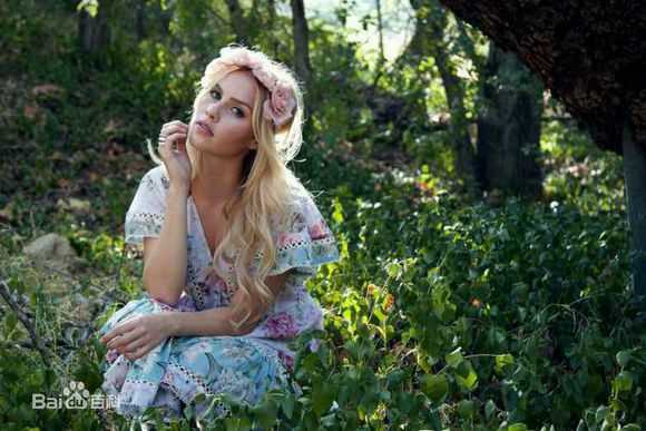 克莱尔·霍尔特(Claire Holt)格里菲斯公园前后照片