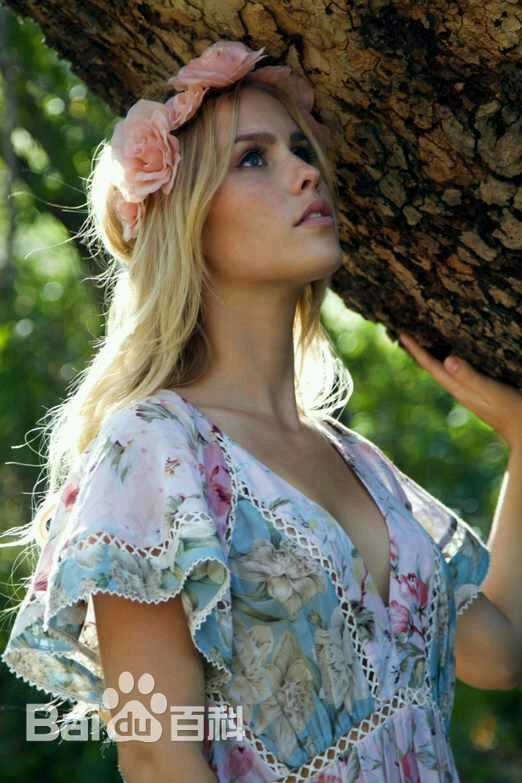 克莱尔·霍尔特(Claire Holt)格里菲斯公园前后照片