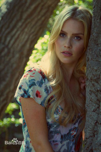 克莱尔·霍尔特(Claire Holt)格里菲斯公园前后照片
