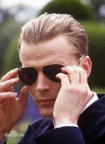 伊恩·格伦/伊恩·格雷(Iain Glen)刚步入演艺圈时的伊恩壁纸壁纸