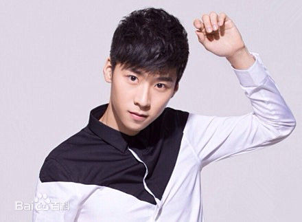 王博文十九岁的变奏曲素颜照壁纸