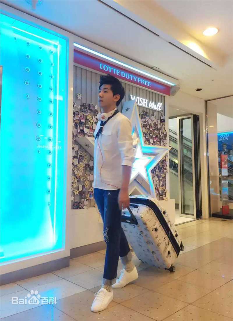 边嘉威(Bianjiawei)街拍壁纸壁纸