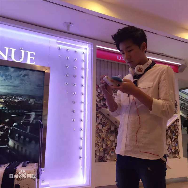 边嘉威(Bianjiawei)街拍壁纸壁纸