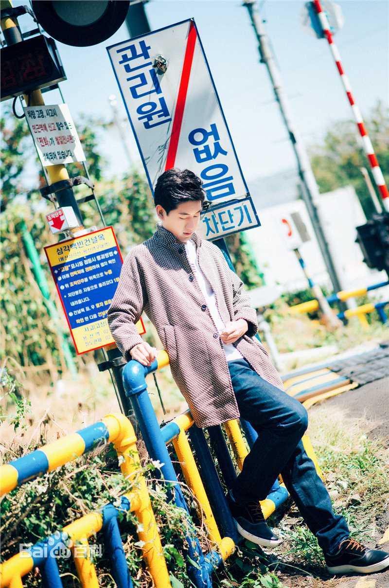 边嘉威(Bianjiawei)街拍壁纸壁纸