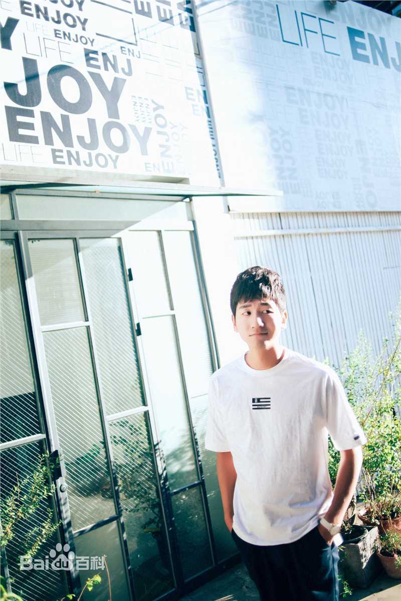 边嘉威(Bianjiawei)街拍壁纸壁纸