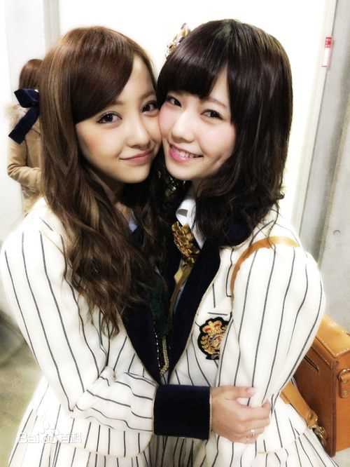 岛崎遥香(日文名：島崎遥香，平假名：しまざき はるか，罗马拼音：SHIMAZAKI HARUKA)和成员们在一起的帕露露前后照片