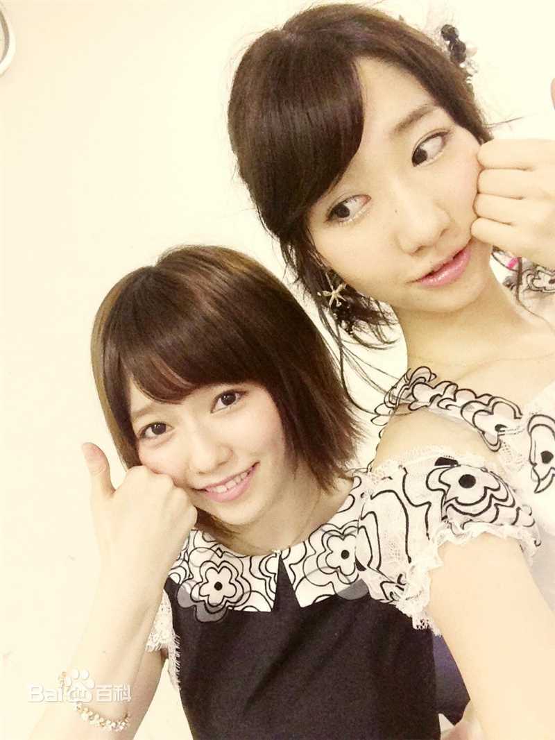 岛崎遥香(日文名：島崎遥香，平假名：しまざき はるか，罗马拼音：SHIMAZAKI HARUKA)和成员们在一起的帕露露前后照片