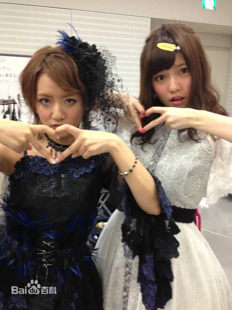 岛崎遥香(日文名：島崎遥香，平假名：しまざき はるか，罗马拼音：SHIMAZAKI HARUKA)和成员们在一起的帕露露前后照片