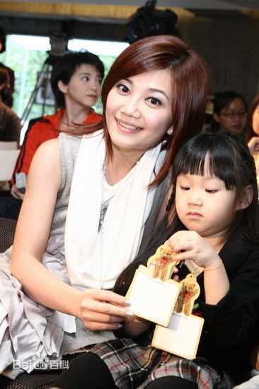 梁静茹(Fish Leong)“一万本书，一万双翅膀，捐书活动”性感图片图集