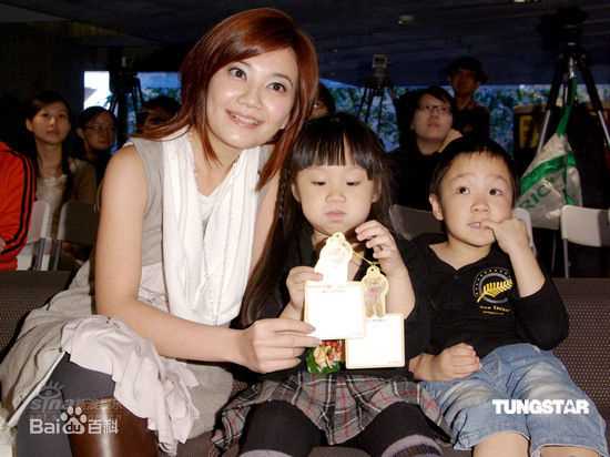 梁静茹(Fish Leong)“一万本书，一万双翅膀，捐书活动”性感图片图集