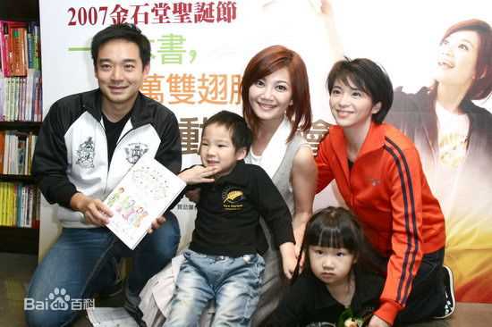 梁静茹(Fish Leong)“一万本书，一万双翅膀，捐书活动”性感图片图集