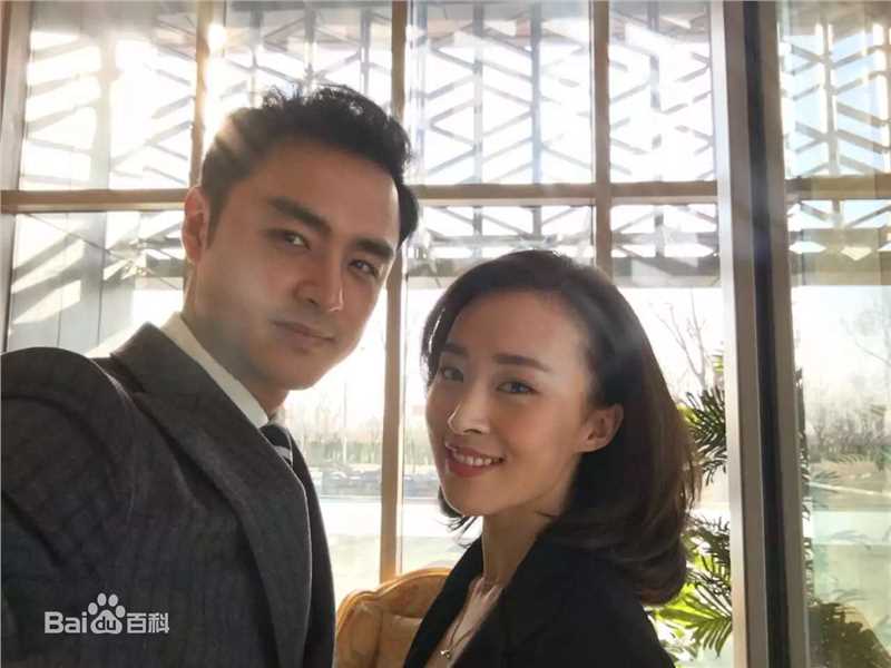 最新仇佩佩在参与《疯狂的麦咭》节目录制中的图集