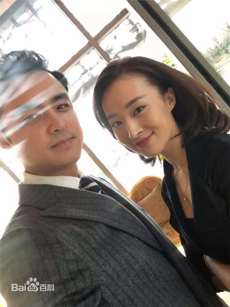 最新仇佩佩在参与《疯狂的麦咭》节目录制中的图集