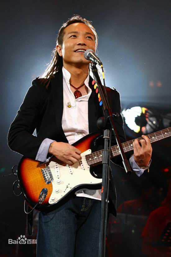 最新许巍在2005年《留声十年绝版青春》北京演唱会中的壁纸