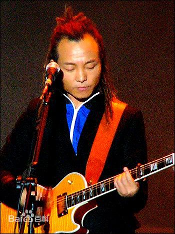 最新许巍在2005年《留声十年绝版青春》北京演唱会中的壁纸