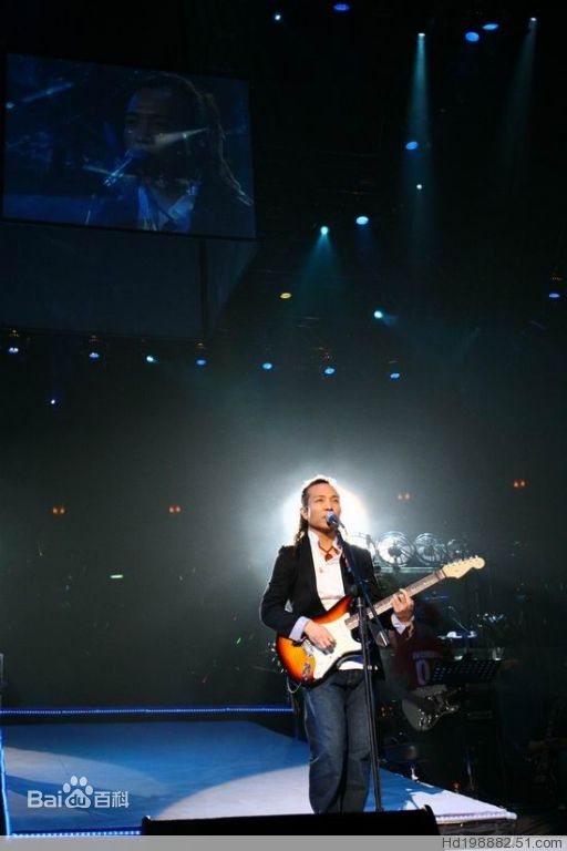 最新许巍在2005年《留声十年绝版青春》北京演唱会中的壁纸