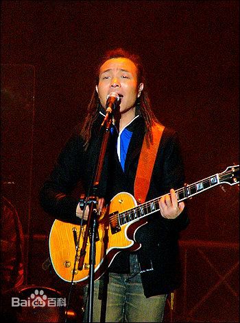 最新许巍在2005年《留声十年绝版青春》北京演唱会中的壁纸