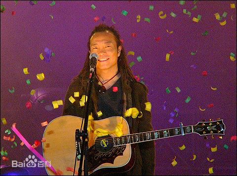 最新许巍在2005年《留声十年绝版青春》北京演唱会中的壁纸