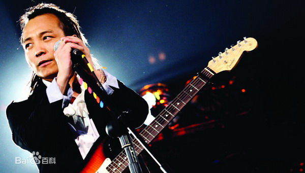 最新许巍在2005年《留声十年绝版青春》北京演唱会中的壁纸