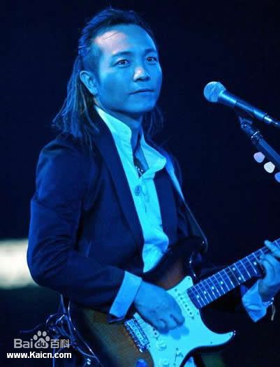 最新许巍在2005年《留声十年绝版青春》北京演唱会中的壁纸