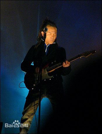 最新许巍在2005年《留声十年绝版青春》北京演唱会中的壁纸