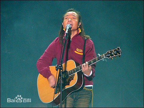 最新许巍在2005年《留声十年绝版青春》北京演唱会中的壁纸