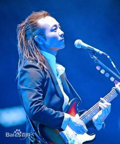 最新许巍在2005年《留声十年绝版青春》北京演唱会中的壁纸