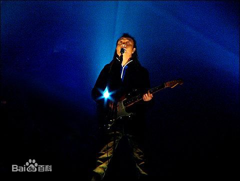 最新许巍在2005年《留声十年绝版青春》北京演唱会中的壁纸
