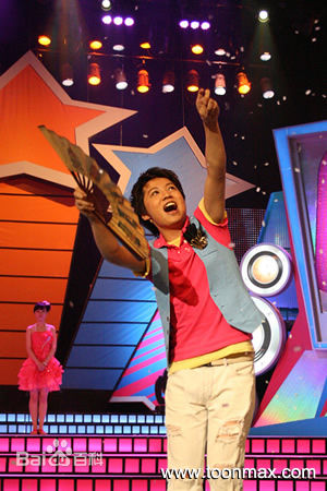 何超(Jacky)在少儿节目主持人大赛中表演前后照片