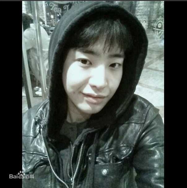 朴敏雨（官方译名）(，Park Min Woo)INS壁纸壁纸