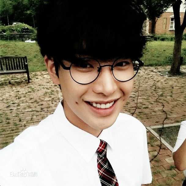 朴敏雨（官方译名）(，Park Min Woo)INS壁纸壁纸