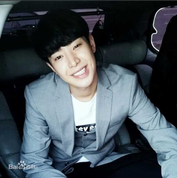 朴敏雨（官方译名）(，Park Min Woo)INS壁纸壁纸