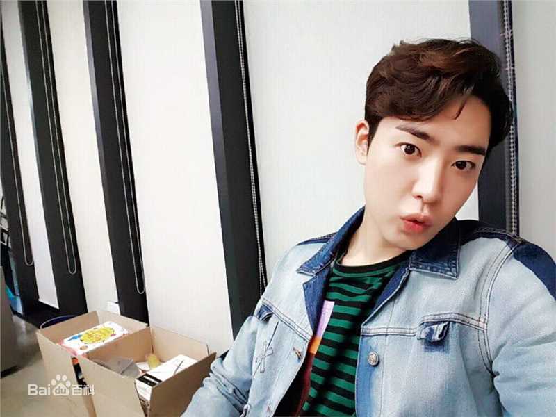 朴敏雨（官方译名）(，Park Min Woo)INS壁纸壁纸