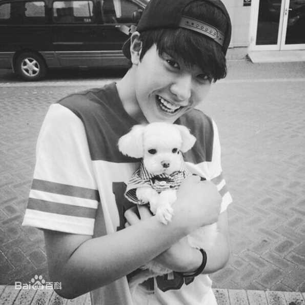 朴敏雨（官方译名）(，Park Min Woo)INS壁纸壁纸