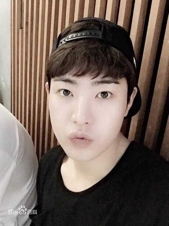 朴敏雨（官方译名）(，Park Min Woo)INS壁纸壁纸