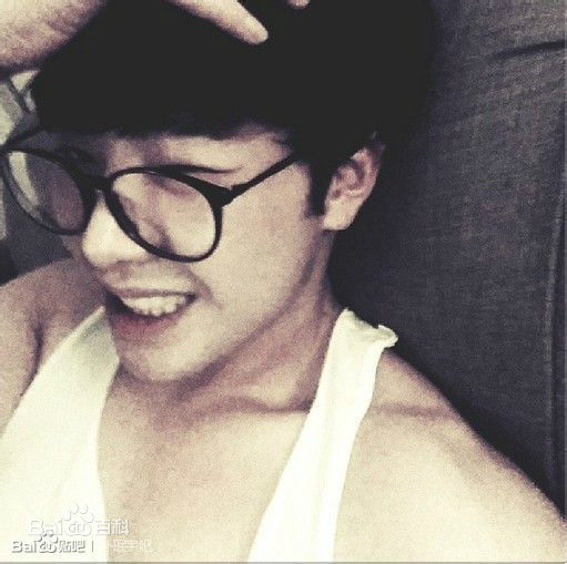 朴敏雨（官方译名）(，Park Min Woo)INS壁纸壁纸