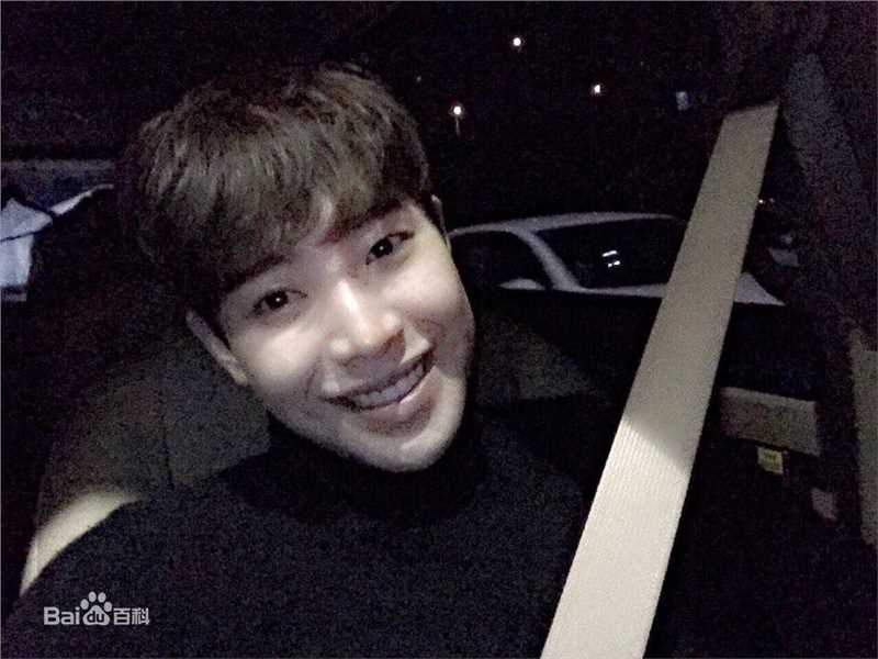 朴敏雨（官方译名）(，Park Min Woo)INS壁纸壁纸